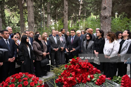 Great composer Uzeyir Hajibeyli's grave visited on National Music Day-PHOTO 