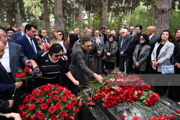 Great composer Uzeyir Hajibeyli's grave visited on National Music Day-PHOTO 