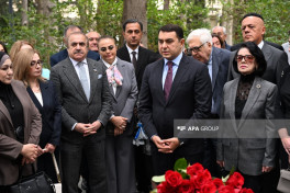 Great composer Uzeyir Hajibeyli's grave visited on National Music Day-PHOTO 