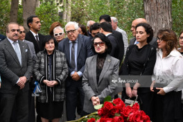 Great composer Uzeyir Hajibeyli's grave visited on National Music Day-PHOTO 
