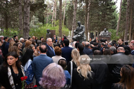 Great composer Uzeyir Hajibeyli's grave visited on National Music Day-PHOTO 