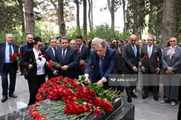 Great composer Uzeyir Hajibeyli's grave visited on National Music Day-PHOTO 