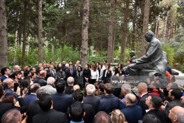 Great composer Uzeyir Hajibeyli's grave visited on National Music Day-PHOTO 