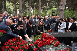 Great composer Uzeyir Hajibeyli's grave visited on National Music Day-PHOTO 