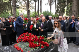 Great composer Uzeyir Hajibeyli's grave visited on National Music Day-PHOTO 