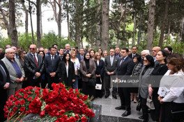 Great composer Uzeyir Hajibeyli's grave visited on National Music Day-PHOTO 