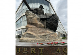 Israel’s ambassador visits monument of Azerbaijan’s National Hero Albert Agarunov