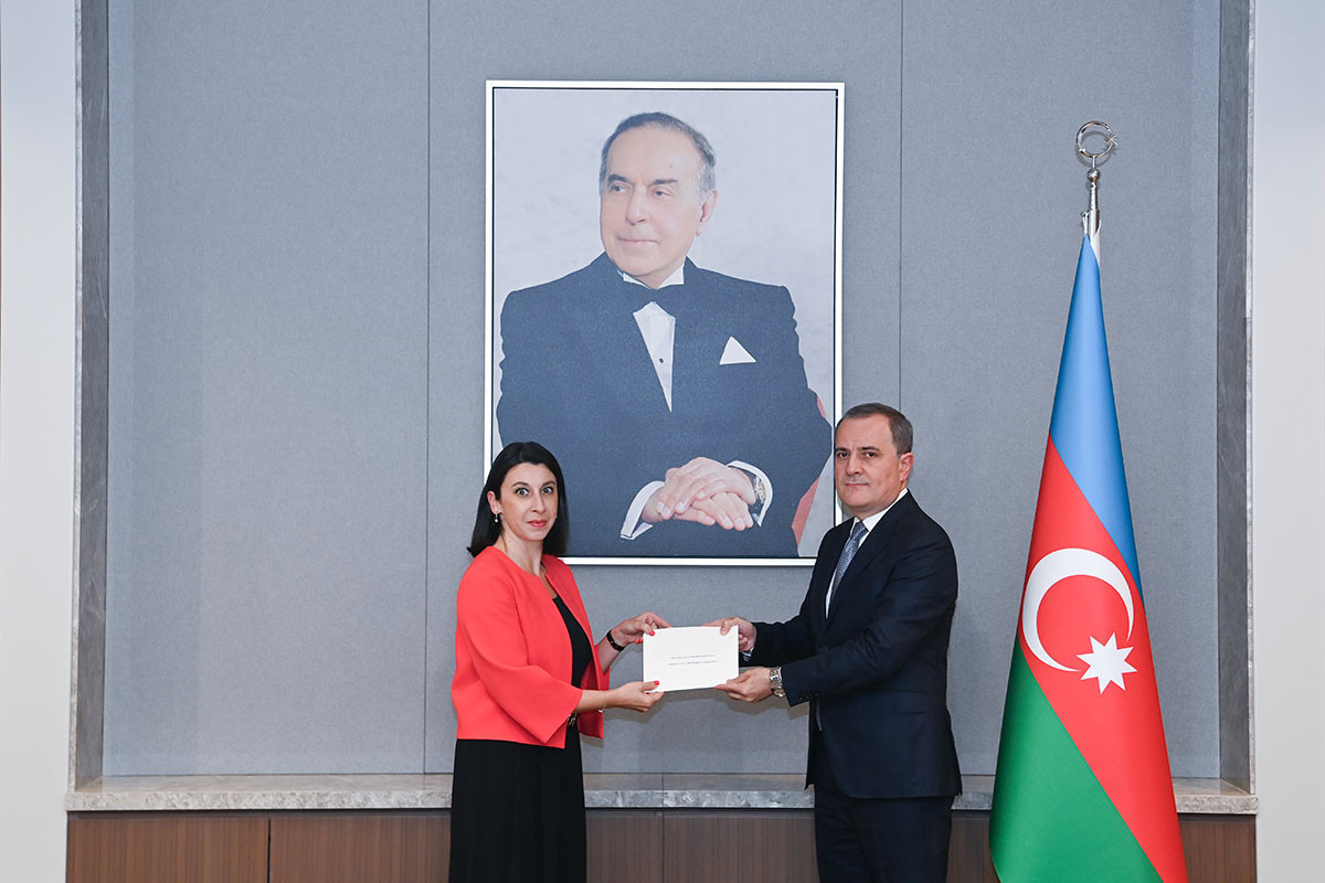 New French ambassador presents copy of credentials to Azerbaijani FM