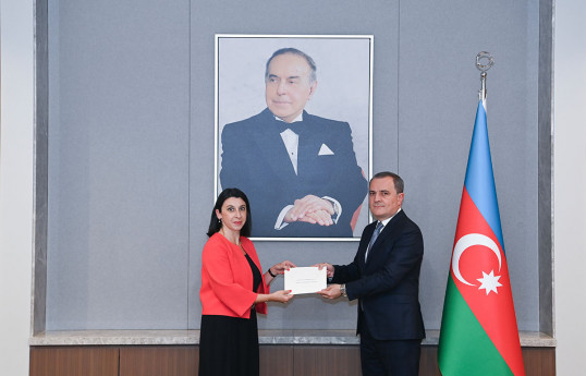 New French ambassador presents copy of credentials to Azerbaijani FM