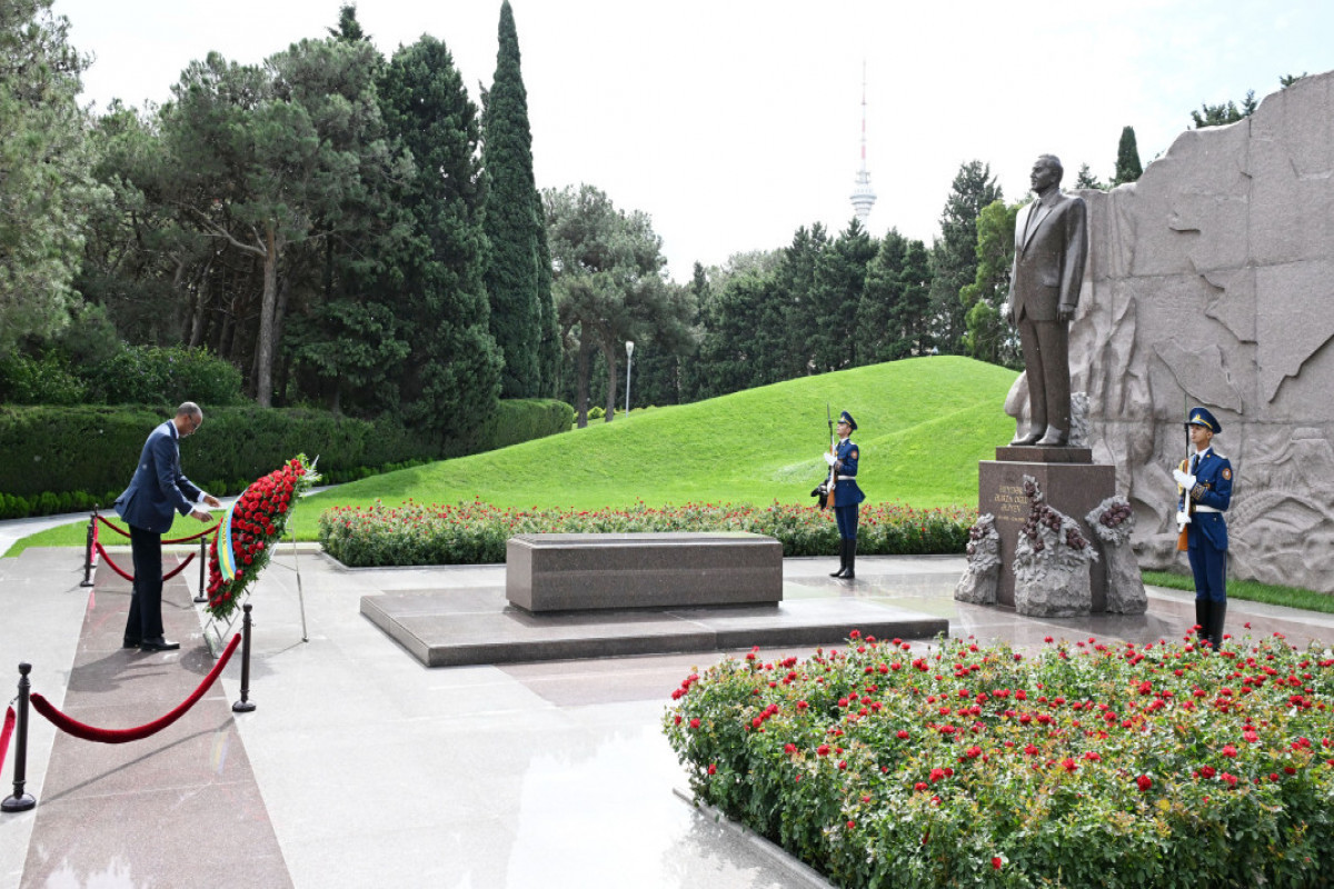 Rwandan President visits Alleys of Honor and Martyrs-UPDATED 