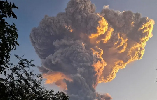 Indonesia volcano erupts as alert level raised