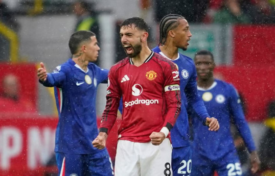 Manchester United hold off Chelsea for crucial win as both sides finish with 10 men