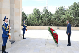 Rwandan President visits Alleys of Honor and Martyrs-UPDATED 