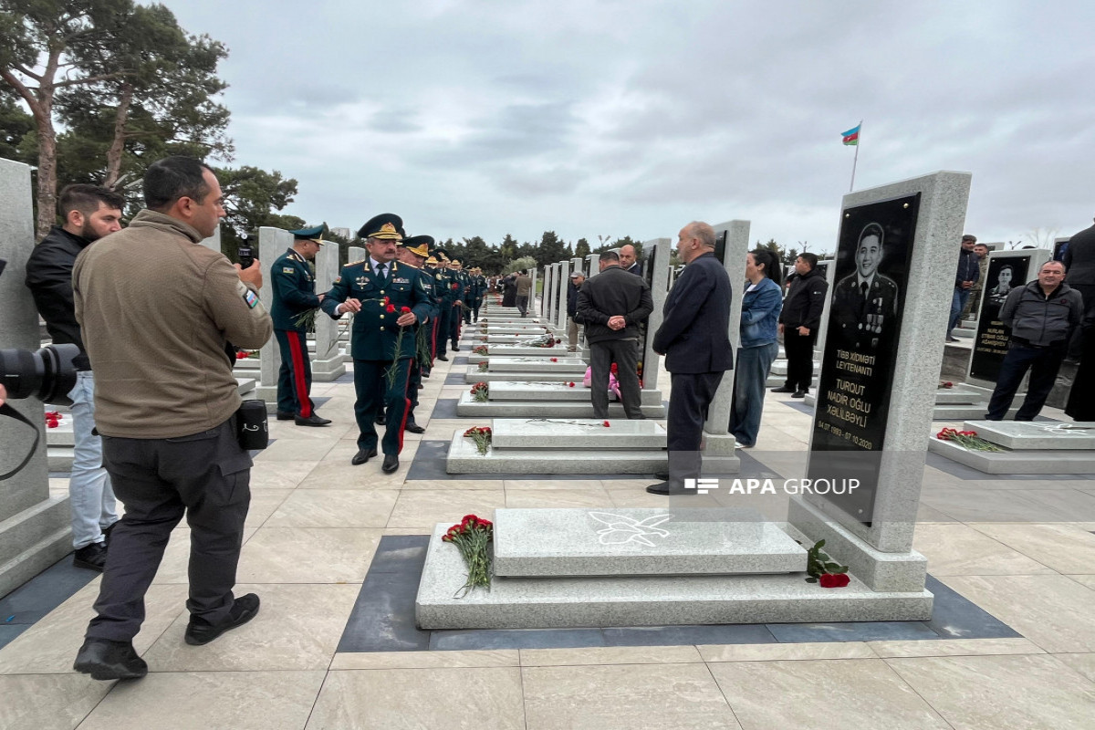 Second Alley of Martyrs is visited on Day of Remembrance-PHOTO 