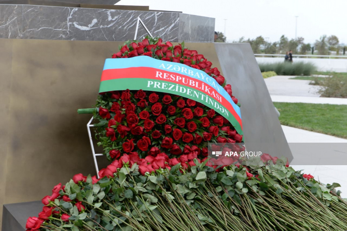 Azerbaijani government and state officials visit Victory Monument-PHOTO 