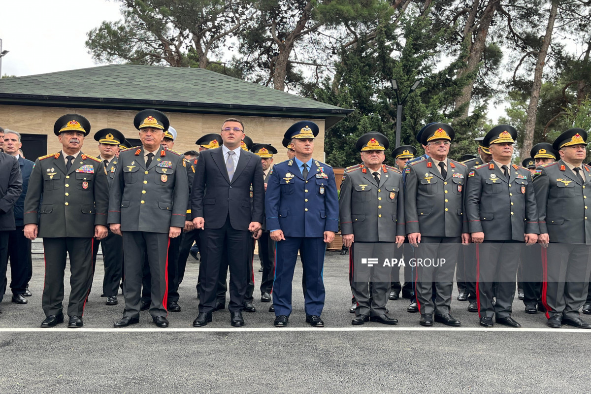 Azerbaijani Defense Minister pays tribute to Military Memorial Cemetery-PHOTO 