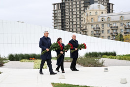 Azerbaijani government and state officials visit Victory Monument-PHOTO 