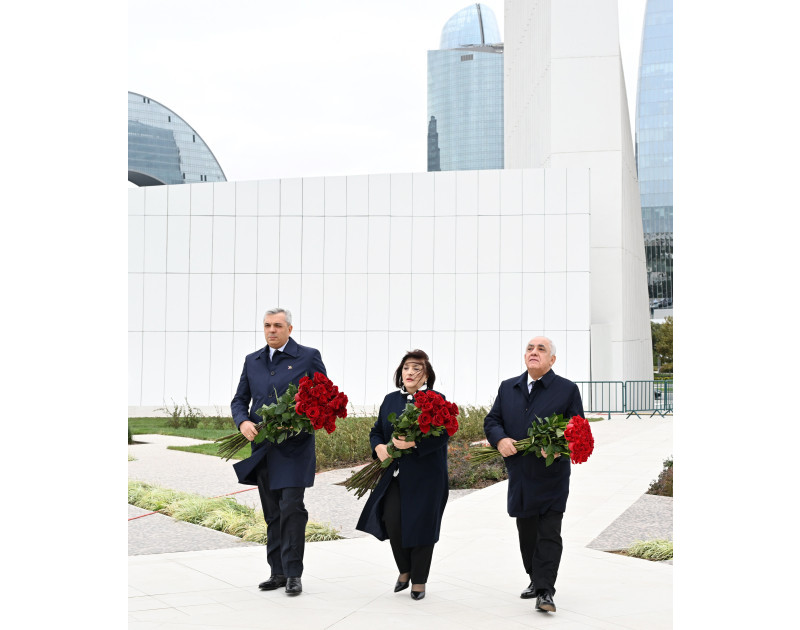 Azerbaijani government and state officials visit Victory Monument-PHOTO 
