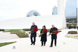 Azerbaijani government and state officials visit Victory Monument-PHOTO 
