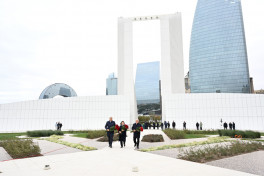 Azerbaijani government and state officials visit Victory Monument-PHOTO 