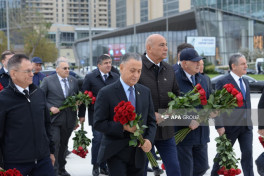 Azerbaijani government and state officials visit Victory Monument-PHOTO 