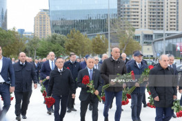 Azerbaijani government and state officials visit Victory Monument-PHOTO 
