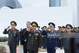 Azerbaijani government and state officials visit Victory Monument-PHOTO 