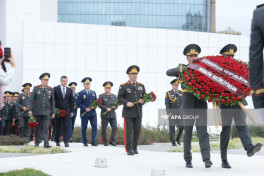 Azerbaijani government and state officials visit Victory Monument-PHOTO 
