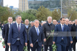 Azerbaijani government and state officials visit Victory Monument-PHOTO 
