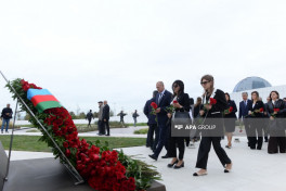 Azerbaijani government and state officials visit Victory Monument-PHOTO 
