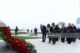 Azerbaijani government and state officials visit Victory Monument-PHOTO 