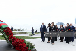 Azerbaijani government and state officials visit Victory Monument-PHOTO 