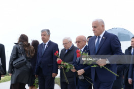Azerbaijani government and state officials visit Victory Monument-PHOTO 