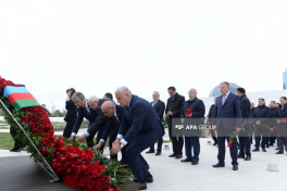 Azerbaijani government and state officials visit Victory Monument-PHOTO 