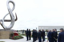Azerbaijani government and state officials visit Victory Monument-PHOTO 