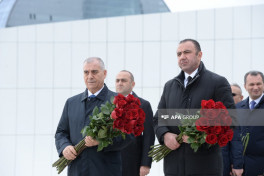 Azerbaijani government and state officials visit Victory Monument-PHOTO 