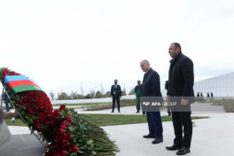 Azerbaijani government and state officials visit Victory Monument-PHOTO 
