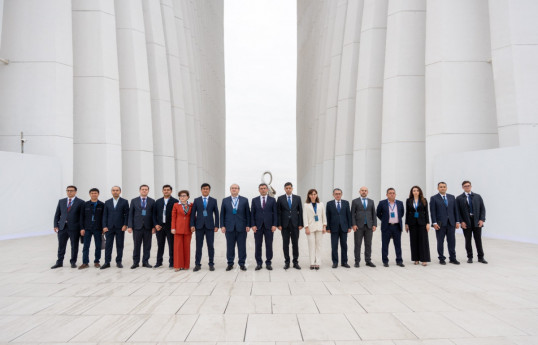 Uzbek delegation visits Victory Monument during 2nd Azerbaijan-Uzbekistan Media Forum
