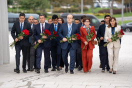 Uzbek delegation visits Victory Monument during 2nd Azerbaijan-Uzbekistan Media Forum