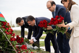 Uzbek delegation visits Victory Monument during 2nd Azerbaijan-Uzbekistan Media Forum