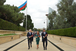 Polish parliamentary delegation pays tribute to Heydar Aliyev and Azerbaijan’s martyrs