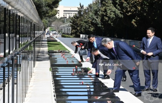 Kazakh delegation visits Alley of Martyrs and Victory Park