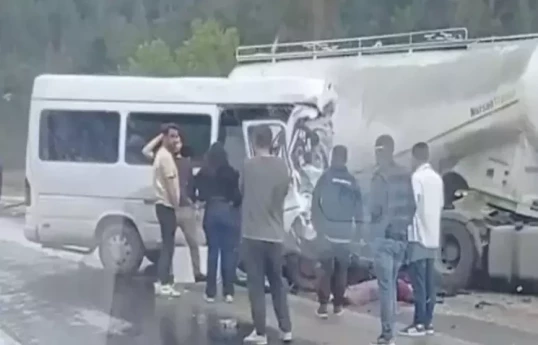 Minibus collides with truck in Türkiye, 7 dead, 7 injured