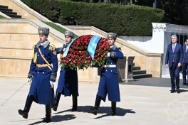 Kazakh delegation visits Alley of Martyrs and Victory Park
