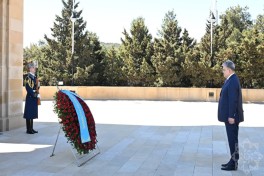 Kazakh delegation visits Alley of Martyrs and Victory Park