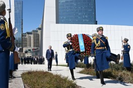 Kazakh delegation visits Alley of Martyrs and Victory Park