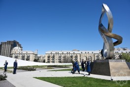 Kazakh delegation visits Alley of Martyrs and Victory Park