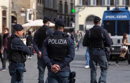 Armed robbery with hostages at Naples bank, suspects still at large