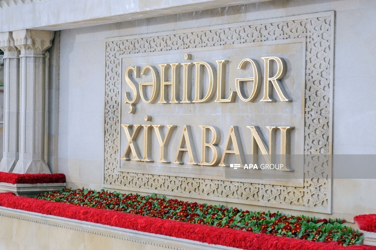 Latvian President visits Alley of Martyrs in Baku