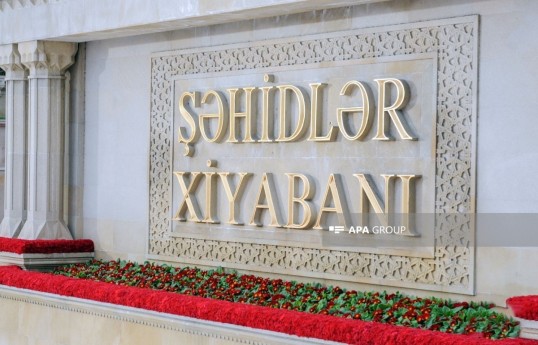 Latvian President visits Alley of Martyrs in Baku